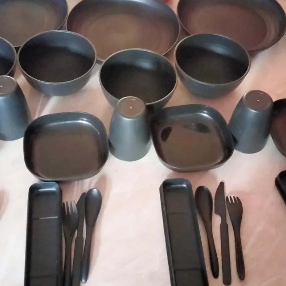 32-Piece Plastic Dinnerware Set